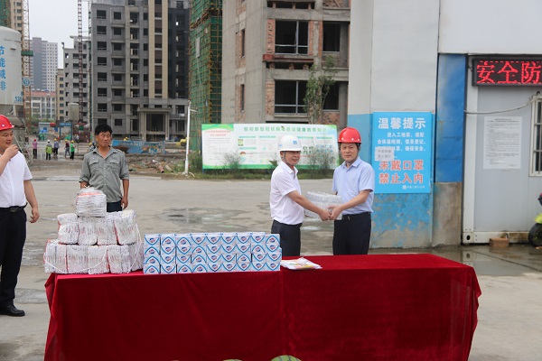 楊曉彬到徽鹽地產(chǎn)定遠、泗縣項目公司開(kāi)展高溫慰問(wèn)