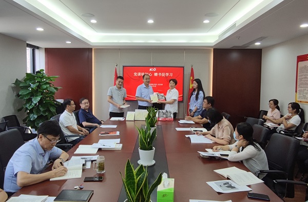 黨課銘初心，贈書(shū)促學(xué)習——徽鹽地產(chǎn)集團機關(guān)第二黨支部推動(dòng)黨史學(xué)習教育再升溫